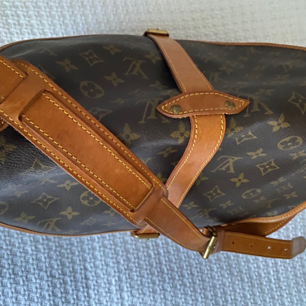 Louis Vuitton Saumur 35 Crossbody Bag - Picture 6 of 11